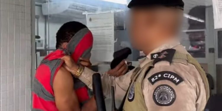 NA CARA DURA: Dentro da delegacia, bandido dispara “AQUI É BDM, RAPAZ”; Veja o vídeo