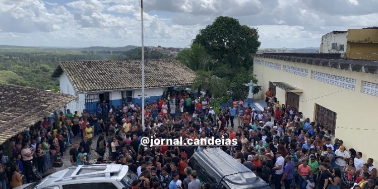 Corpos de pai e filho mortos em Candeias  são enterrados: ‘Está doendo muito’