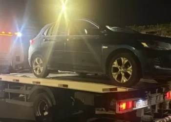 Carro roubado é encontrado em estacionamento de atacadista em Camaçari