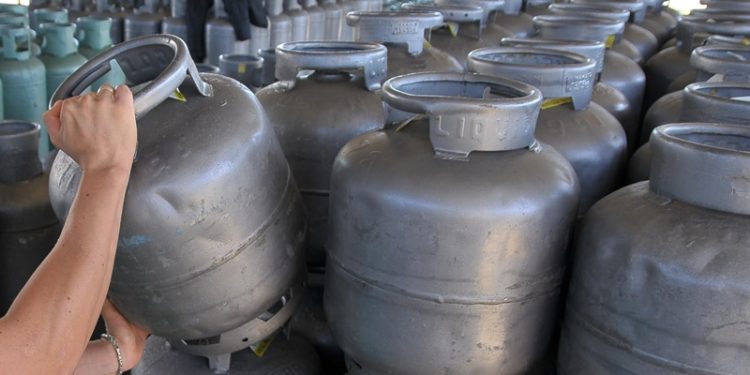 Preço do gás de cozinha dispara na Bahia