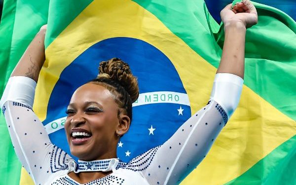 Rebeca Andrade conquista medalha de ouro na final do solo da ginástica