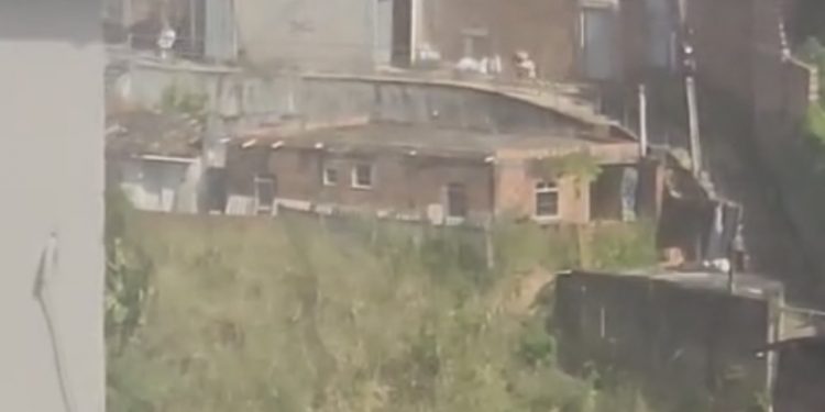 EM PLENA LUZ DO DIA: CV invade Alto da Bola e moradores ficam em meio ao fogo cruzado