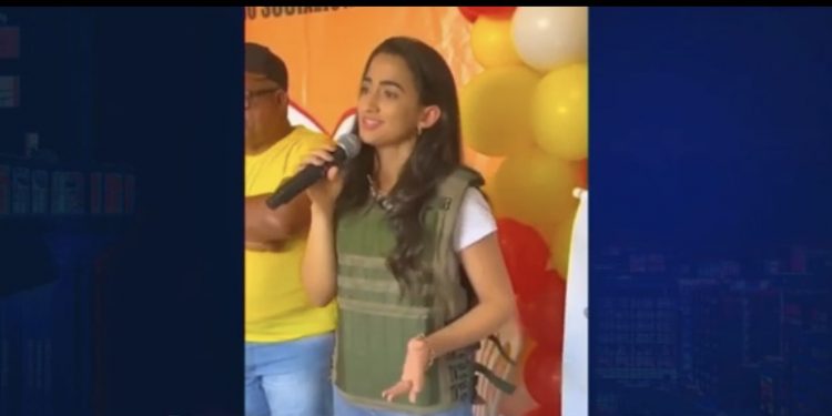 Com medo, candidata à prefeitura baiana usa colete à prova de balas em convenção