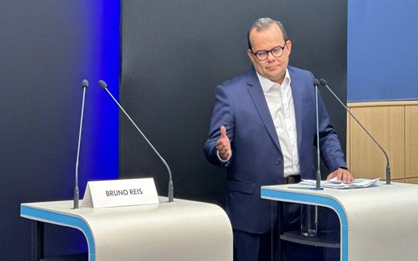 Bruno não comparece a debate e adversários provocam: ‘Não quer discutir a cidade’
