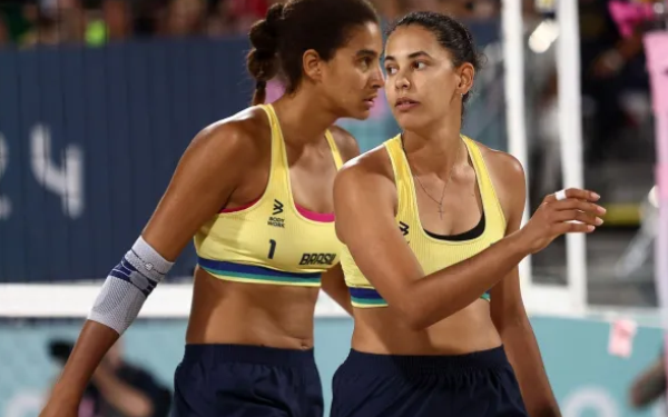 Ana Patrícia e Duda superam canadenses e trazem ouro no vôlei de praia feminino