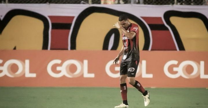 Vitória vai bem no primeiro tempo, mas cede empate com gol polêmico do Cruzeiro no Barradão