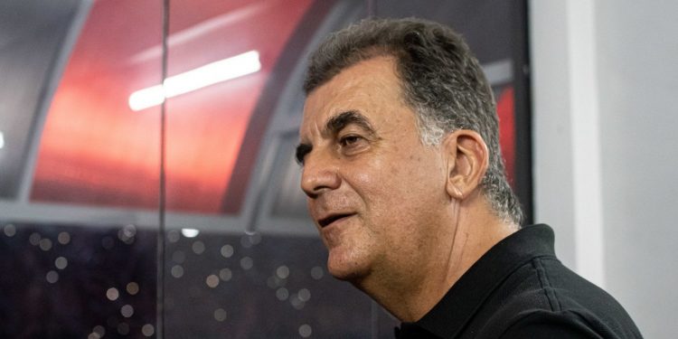 Presidente do Vitória cobra profissionalismo da arbitragem após lance polêmico: “Vergonhoso”