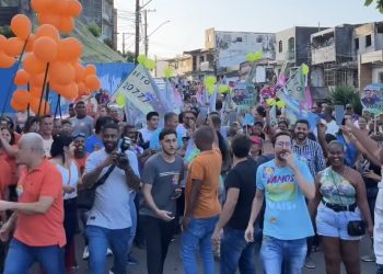 Candeias: Arrastado por Pitágoras e Eriton, multidão participa de adesivaço do 11