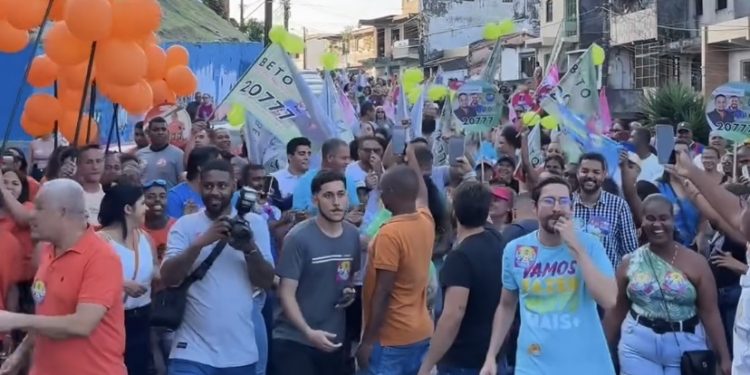 Candeias: Arrastado por Pitágoras e Eriton, multidão participa de adesivaço do 11