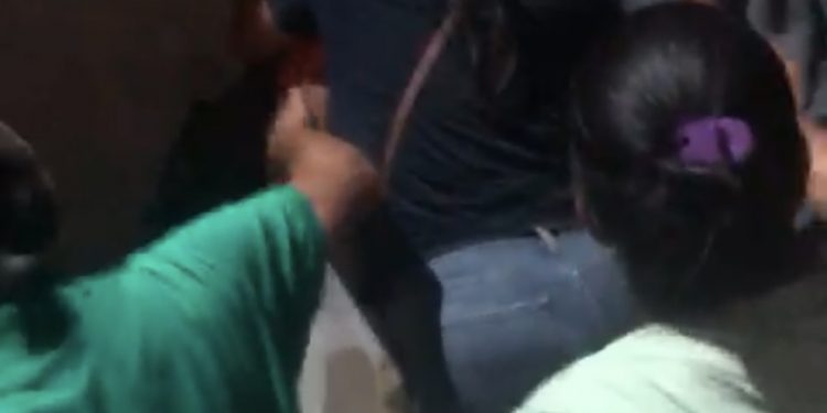 Candeias: Aliada de Marivalda e Tonha tenta dar facada em candidata a vereadora em caminhada 