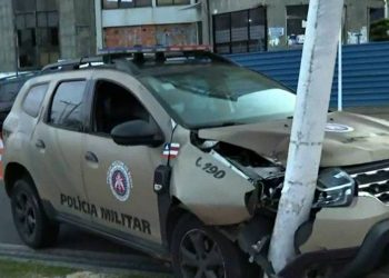 Policial perde controle de viatura e bate contra poste na Barra