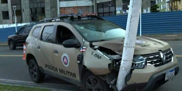 Policial perde controle de viatura e bate contra poste na Barra