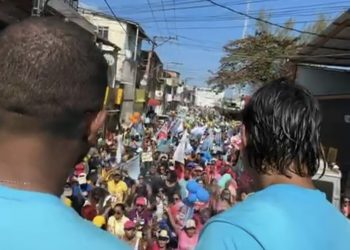 CARNAVAL FORA DE ÉPOCA: Eriton Ramos arrasta multidão em caminhada no Malembá