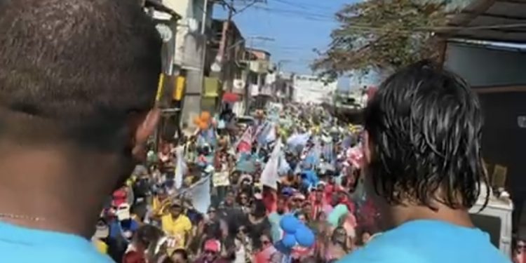 CARNAVAL FORA DE ÉPOCA: Eriton Ramos arrasta multidão em caminhada no Malembá