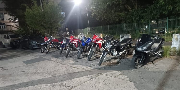 PM localiza oito motos com restrição de roubo em Salvador