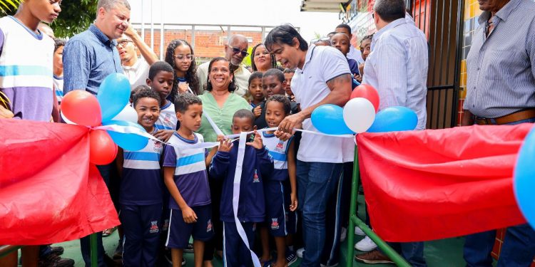 Candeias: Quadra Poliesportiva é entregue a comunidade de Passagem dos Teixeiras