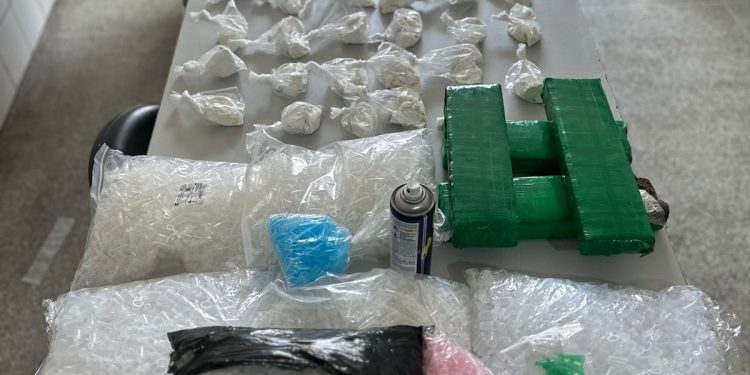 BAQUE PESADO: PM prende homem e descobre esconderijo do CV em Candeias com drogas e munições de fuzil