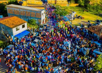 Antônio Calmon e seu vice, Marivaldo do Amaral, realizaram caminhada histórica no Monte Recôncavo