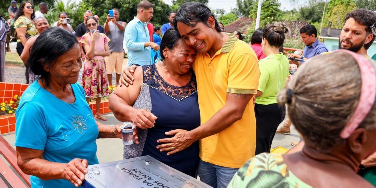 Candeias: “muito obrigado meu índio”, agradece moradora após entrega de praça