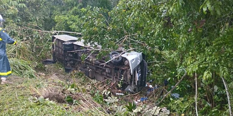 Quatro pessoas morrem e uma tem ferimento grave após ônibus com 28 pessoas cair em ribanceira 