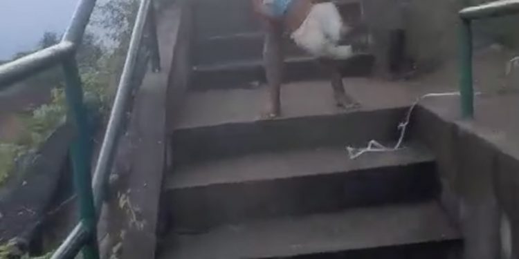 Mulher é flagrada agredindo bebê em Candeias: “Vou quebrar o braço dela”. Veja o vídeo