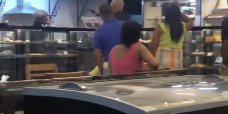 Suposto policial civil ameaça matar jovem em Camaçari após confusão em padaria