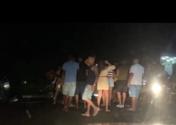 Batida frontal entre dois carros bloqueia BA-523 em Candeias