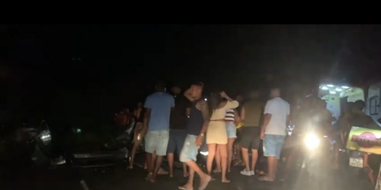 Batida frontal entre dois carros bloqueia BA-523 em Candeias