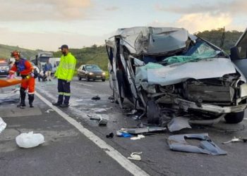 Três pessoas morrem em grave acidente entre van e carreta na BR-324