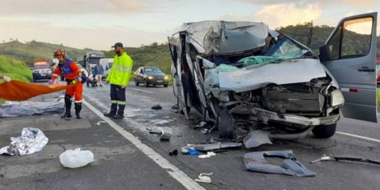 Três pessoas morrem em grave acidente entre van e carreta na BR-324