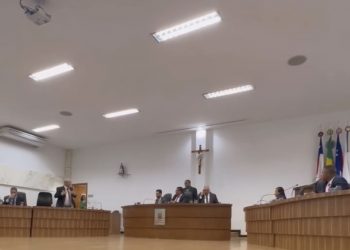 BAIXARIA: vereadores ‘batem boca’ durante sessão na Câmara Municipal de Candeias 