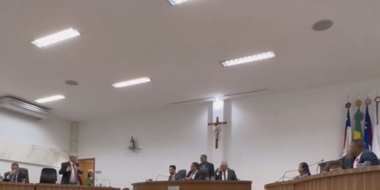 BAIXARIA: vereadores ‘batem boca’ durante sessão na Câmara Municipal de Candeias 