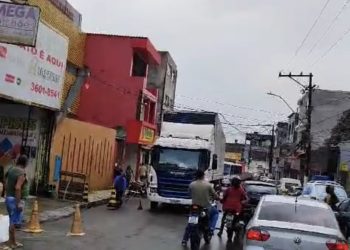 Carreta causa transtornos arrebentando fiação no centro de Candeias 