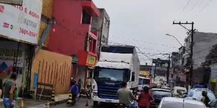 Carreta causa transtornos arrebentando fiação no centro de Candeias