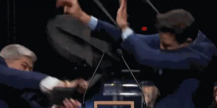 Datena agride Pablo Marçal com uma cadeira durante debate em São Paulo