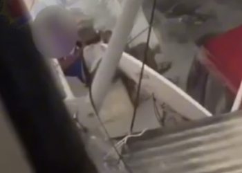 CAIU DE BOCA: homens são flagrados praticando sexo oral no meio da rua em Itapuã