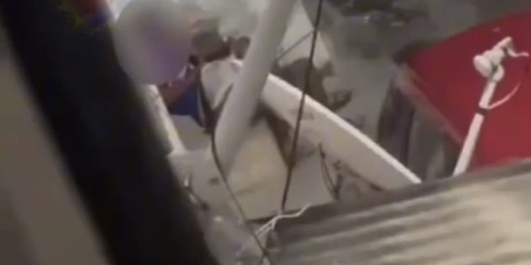 CAIU DE BOCA: homens são flagrados praticando sexo oral no meio da rua em Itapuã