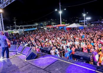 Centenas de fiéis lotam o primeiro dia da Semana Evangélica em Candeias