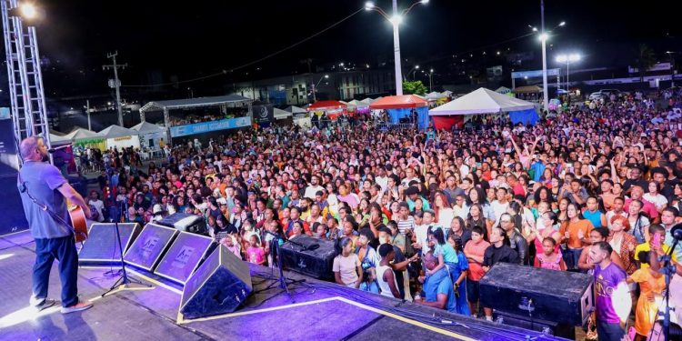Centenas de fiéis lotam o primeiro dia da Semana Evangélica em Candeias