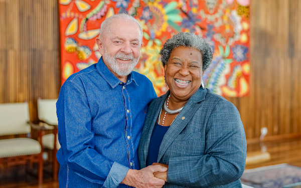 Nova ministra de Lula é ré em processo de superfaturamento de uniformes escolares