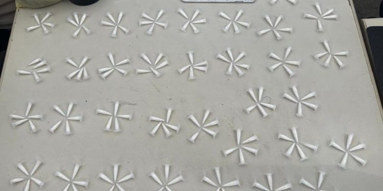 PM prende mulher com grande quantidade de drogas em Candeias; saiba os detalhes