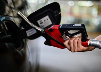 Acelen anuncia redução de 2,5% no preço da gasolina