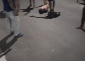 Pais que obrigaram filhos a praticarem sexo levam surra da população em Salvador 