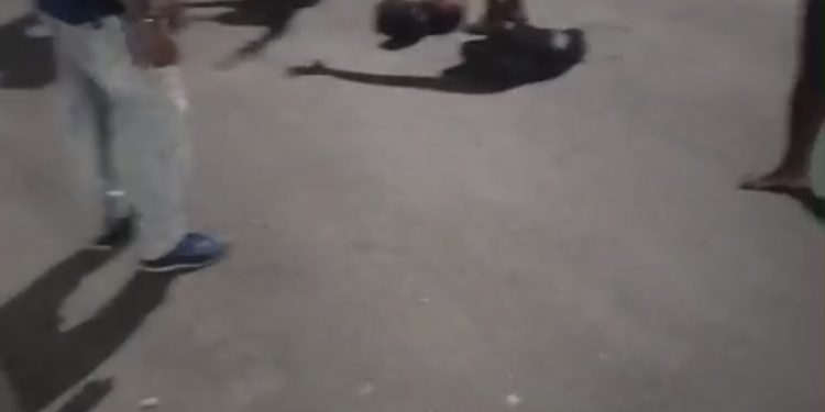 Pais que obrigaram filhos a praticarem sexo levam surra da população em Salvador