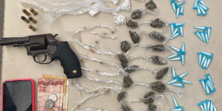 Peto prende homem com “oitão” e drogas em Candeias nesta Sexta (08)