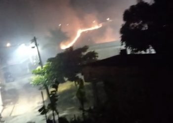 Candeias: Abandonado, estádio Davi Caldeiras pega fogo; governo do estado investiu 6 milhões e não terminou obra