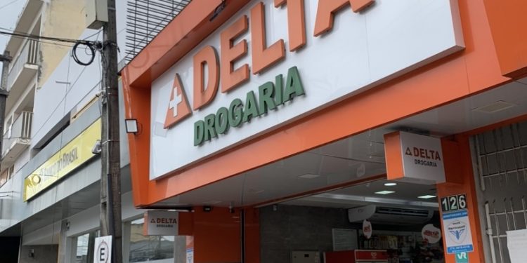 Cliente critica atendimento de farmácia em Candeias