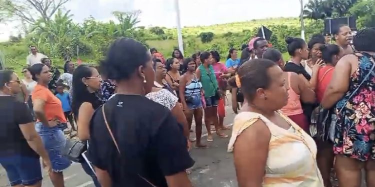 Servidores realizam protesto em São Francisco do Conde contra atrasos e demissões