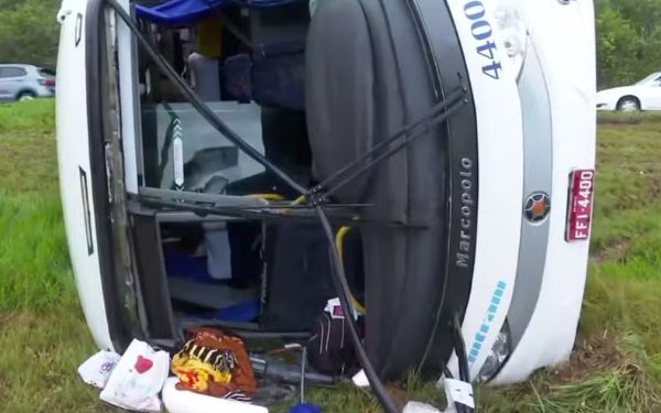 Acidente com ônibus na BR-324 deixa 15 feridos em Candeias