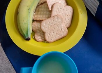 “CRIANÇAS RECEBEM BANANAS VERDES COMO MERENDA EM SÃO SEBASTIÃO DO PASSÉ: MÃES E VEREADOR DENUNCIAM DESCASO”